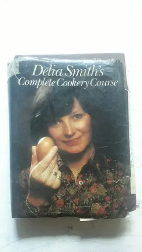 Libro usado en venta: Complete Cookery course de Delia Smith's; editorial British Broadcasting Corporation impreso en 1982 envios a todo el mundo.1