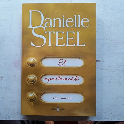 Libro usado en venta: El apartamento de Danielle Steel; editorial Plaza & Janes impreso en 2018 realizamos envios a todo el mundo.1