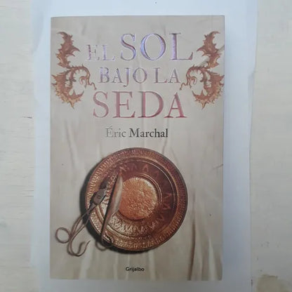 Libro usado en venta: El sol bajo la seda de Eric Marchal; editorial Grijalbo impreso en 2014 realizamos envios a todo el mundo.1