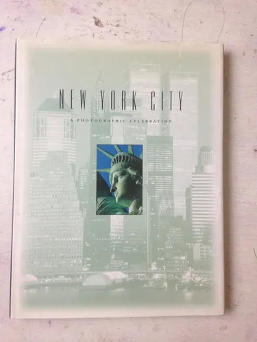 Libro usado en venta: New York City a photographic celebration; editorial Running Press impreso en 1998 realizamos envios a todo el mundo.1