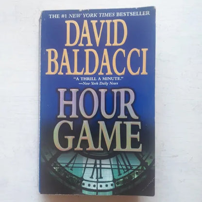 Libro usado en venta: Hour Game de David Baldacci; editorial Warner Books impreso en 2005 realizamos envios a todo el mundo.1