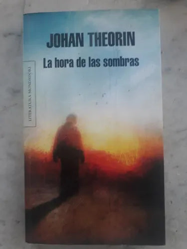 Libro usado en venta: La hora de las sombras de Johan Theorin; editorial Grijalbo - Mondadori impreso en 2010 realizamos envios a todo el mundo.1