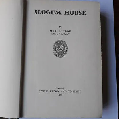 Libro usado en venta: Slogum house de Mari Sandoz; editorial Little, Brown and company impreso en 1937 realizamos envios a todo el mundo.1