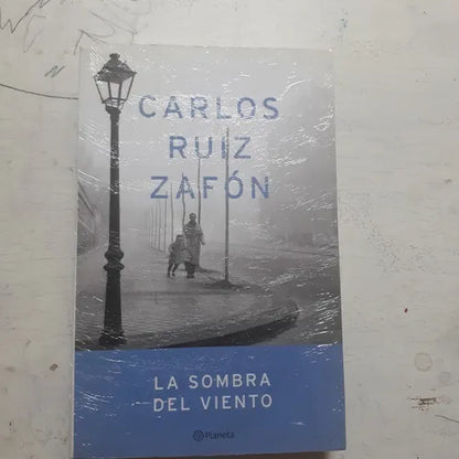 Libro usado en venta: La sombra del viento de Carlos Ruiz Zafon; editorial Planeta impreso en 2004 realizamos envios a todo el mundo.1