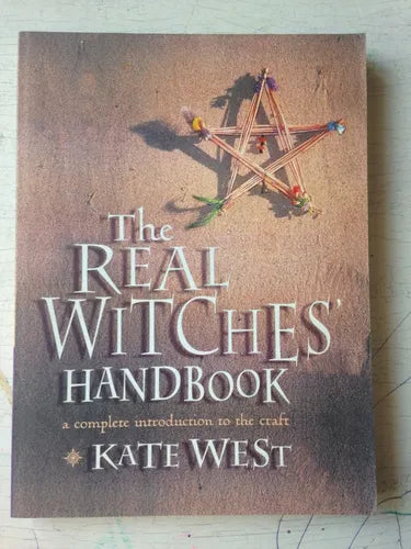 Libro usado en venta: The real witches handbook de Kate West; editorial HarperCollins impreso en 2001 realizamos envios a todo el mundo.1
