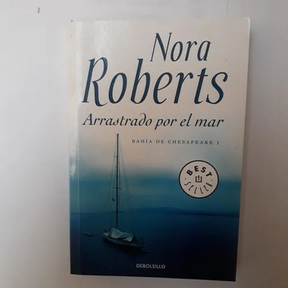 Libro usado en venta: Arrastrado por el mar de Nora Roberts; editorial DeBolsillo impreso en 2014 realizamos envios a todo el mundo.1