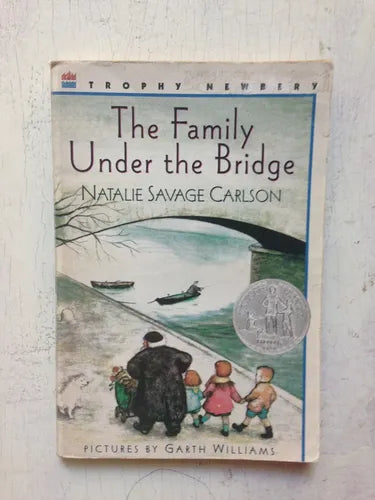 Libro usado en venta: The family under the Bridge de Natalie Savage Carlson; editorial HarperCollins impreso en 1989 realizamos envios a todo el mundo.1