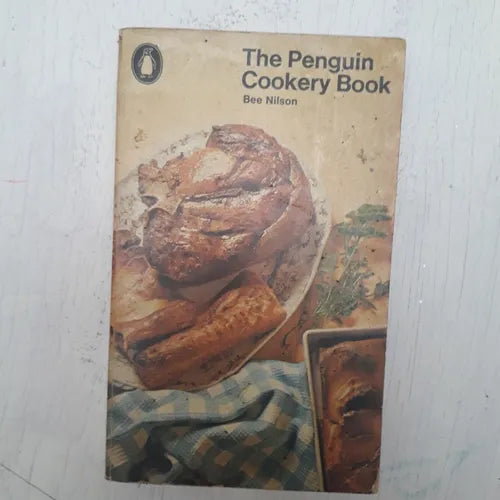 Libro usado en venta: The Penguin cookery book de Bee Nilson; editorial Penguin Books impreso en 1976 realizamos envios a todo el mundo.1