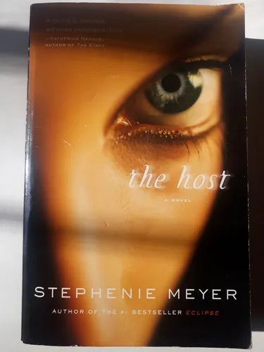 Libro usado en venta: The host de Stephenie Meyer; editorial Little, Brown and company impreso en 2008 realizamos envios a todo el mundo.1