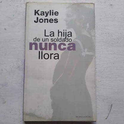 Libro usado en venta: La hija de un soldado nunca llora de Kaylie Jones; editorial Grijalbo impreso en 1999 realizamos envios a todo el mundo.1