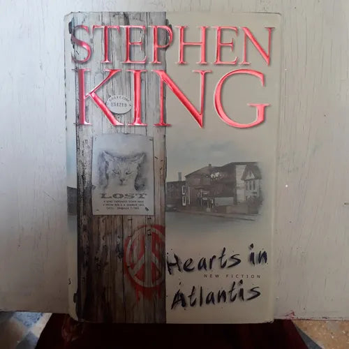 Libro usado en venta: Hearts in Atlantis (Tapa dura) de Stephen King; editorial Scribner impreso en 1999 realizamos envios a todo el mundo.1