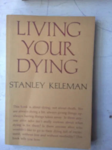 Libro usado en venta: Living your dying de Stanley Keleman; editorial Center Press impreso en 1983 realizamos envios a todo el mundo.1
