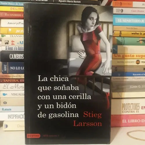 Libro usado en venta: La chica que so?aba con una cerilla y un bidon de gasolina de Stieg Larsson; editorial Destino impreso en 2009.1