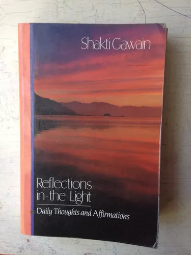 Libro usado en venta: Reflections in the light de Shakti Gawain; editorial New World Library impreso en 1988 realizamos envios a todo el mundo.1
