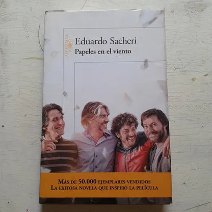 Libro usado en venta: Papeles en el viento (Con sobrecubierta) de Eduardo Sacheri; editorial Alfaguara impreso en 2014 envios a todo el mundo.1