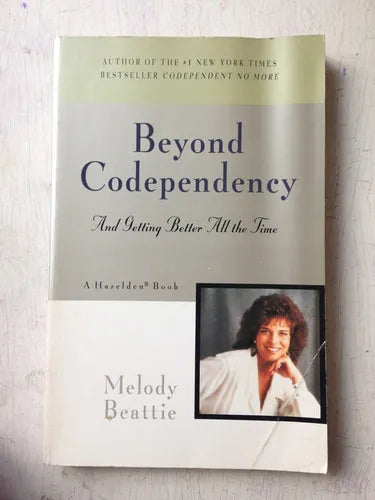 Libro usado en venta: Melody Beattie de Beyond Codependency; editorial Hazelden impreso en 1989 realizamos envios a todo el mundo.1