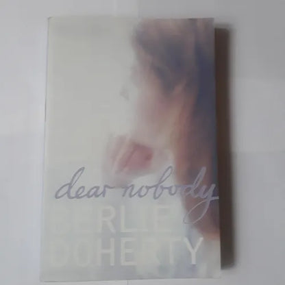 Libro usado en venta: Dear Nobody de Berly Doherty; editorial Puffin Books impreso en 2001 realizamos envios a todo el mundo.1