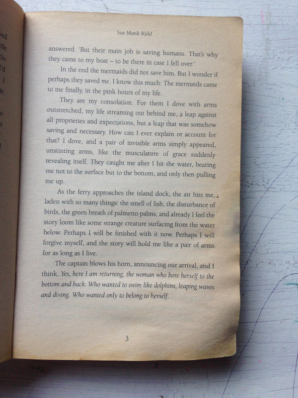 Libro usado en venta: The Mermaid Chair de Sue Monk Kidd; editorial Headline impreso en 2005 realizamos envios a todo el mundo.3