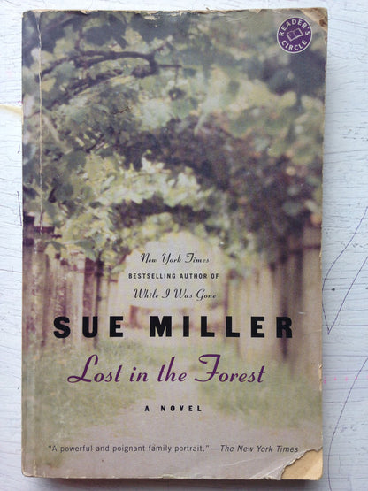 Libro usado en venta: Lost in the forest de Sue Miller; editorial Ballantine impreso en 2006 realizamos envios a todo el mundo.1