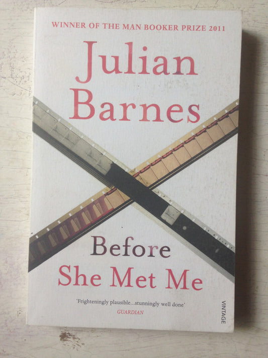 Libro usado en venta: Before she met me de Julian Barnes; editorial Vintage impreso en 2014 realizamos envios a todo el mundo.1