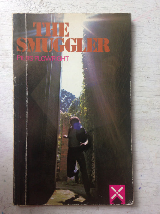 Libro usado en venta: The smuggler de Piers Plowright; editorial Heinemann impreso en 1982 realizamos envios a todo el mundo.1