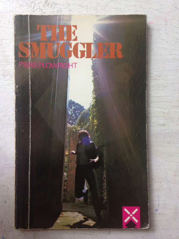 Libro usado en venta: The smuggler de Piers Plowright; editorial Heinemann impreso en 1982 realizamos envios a todo el mundo.1