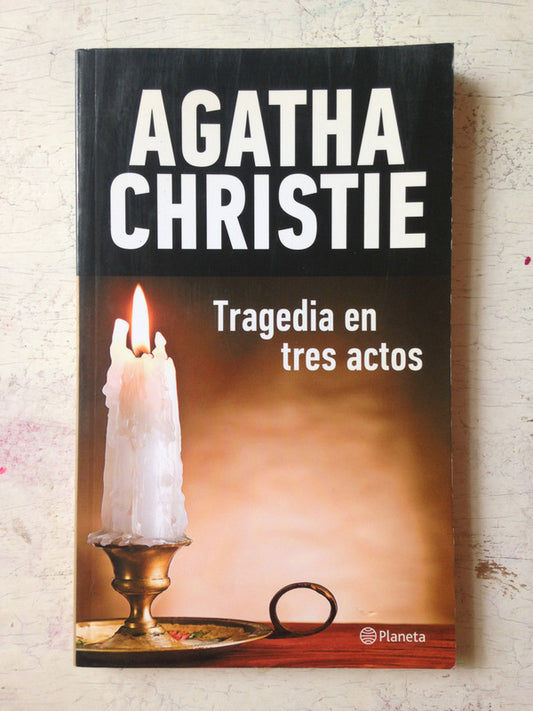 Libro usado en venta: Tragedia en tres actos de Agatha Christie; editorial Planeta impreso en 2013 realizamos envios a todo el mundo.1