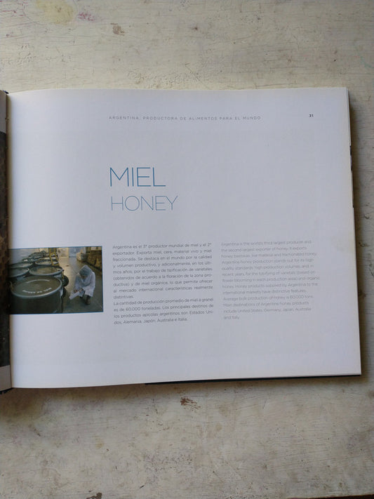 Libro usado en venta: Catalogo Artistico; editorial Ministerio de Agricultura, Ganaderia y Pesca impreso en 2012 realizamos envios a todo el mundo.2