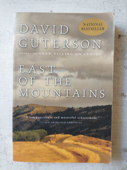 Libro usado en venta: East of the mountains de David Guterson; editorial David Guterson impreso en 1999 realizamos envios a todo el mundo.1