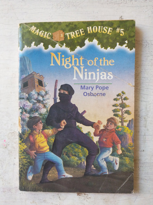 Libro usado en venta: Night of the ninjas de Mary Pope Osborne; editorial Random House impreso en 1995 realizamos envios a todo el mundo.1