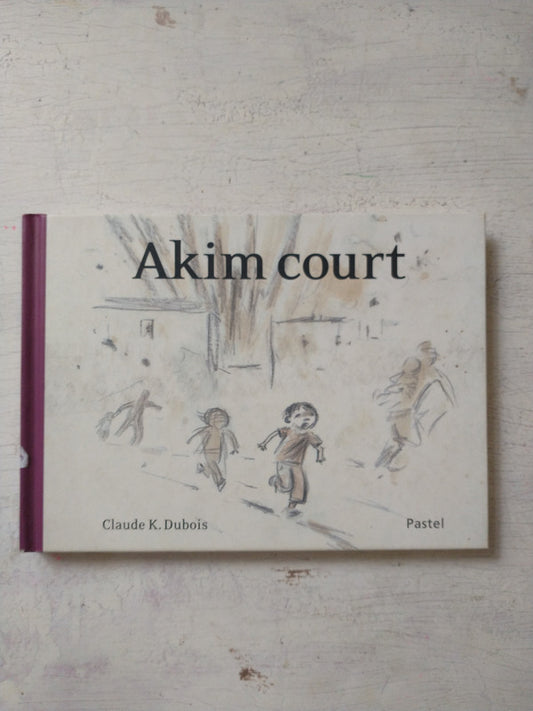 Libro usado en venta: Akim court de Claude K. Dubois; editorial L'ecole des loisirs impreso en 2012 realizamos envios a todo el mundo.1