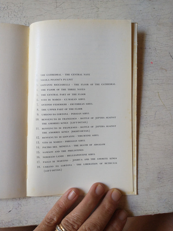 Libro usado en venta: The pavement of the Siena Cathedral; editorial The Opera Metropolitana of Siena impreso en 1968 envios a todo el mundo.2