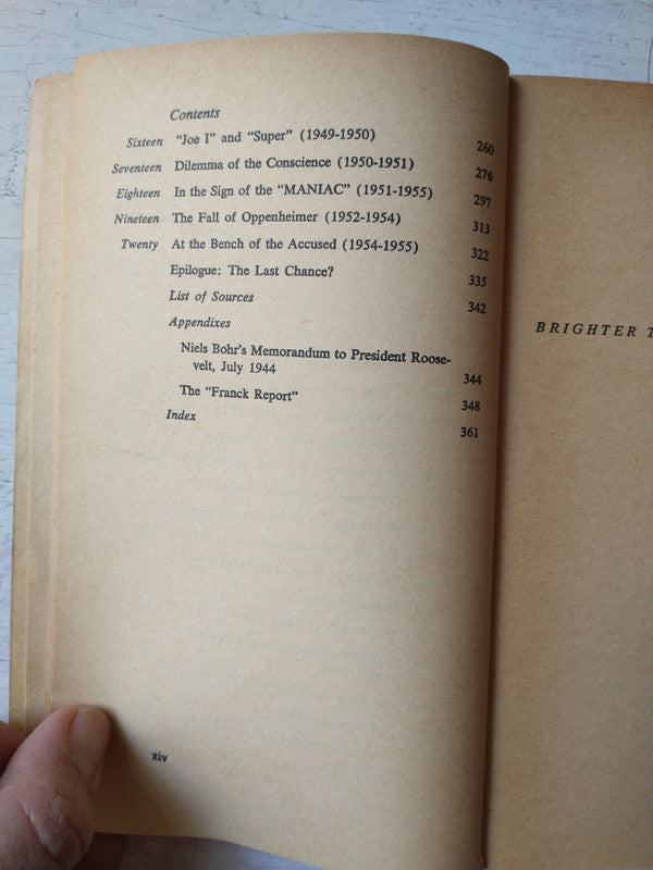 Libro usado en venta: Brighter than a thousand suns de Robert Jungk; editorial Harcourt, Brace & World impreso en 1958 envios a todo el mundo.2