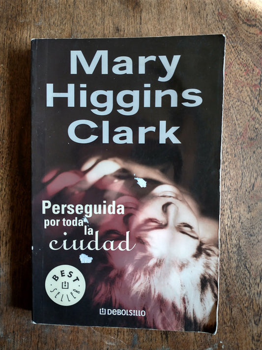 Libro usado en venta: Perseguida por toda la ciudad de Mary Higgins Clark; editorial DeBolsillo impreso en 2007 realizamos envios a todo el mundo.1