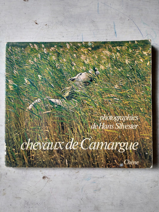 Libro usado en venta: Chevaux de Camargue de Hans Silvester; editorial Chene impreso en 1979 realizamos envios a todo el mundo.1