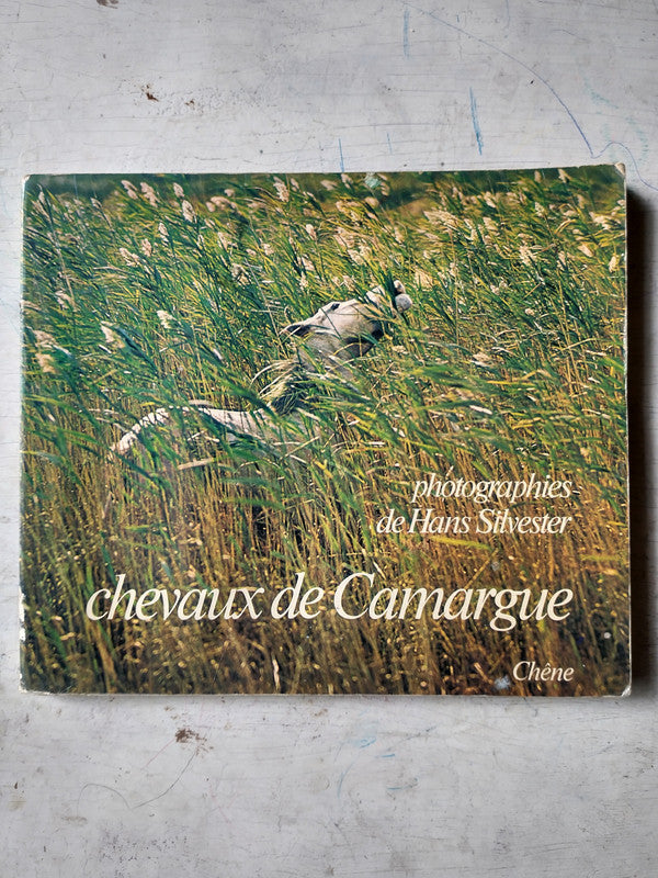 Libro usado en venta: Chevaux de Camargue de Hans Silvester; editorial Chene impreso en 1979 realizamos envios a todo el mundo.1