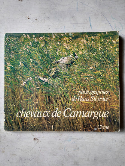 Libro usado en venta: Chevaux de Camargue de Hans Silvester; editorial Chene impreso en 1979 realizamos envios a todo el mundo.1