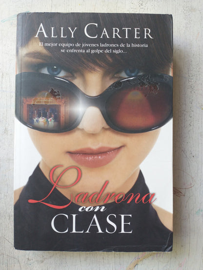 Libro usado en venta: Ladrona con clase de Ally Carter; editorial RBA impreso en 2011 realizamos envios a todo el mundo.1