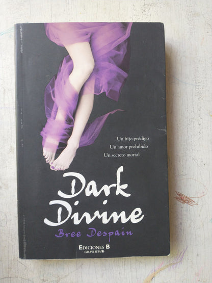 Libro usado en venta: Dark Divine de Bree Despain; editorial Ediciones B impreso en 2010 realizamos envios a todo el mundo.1