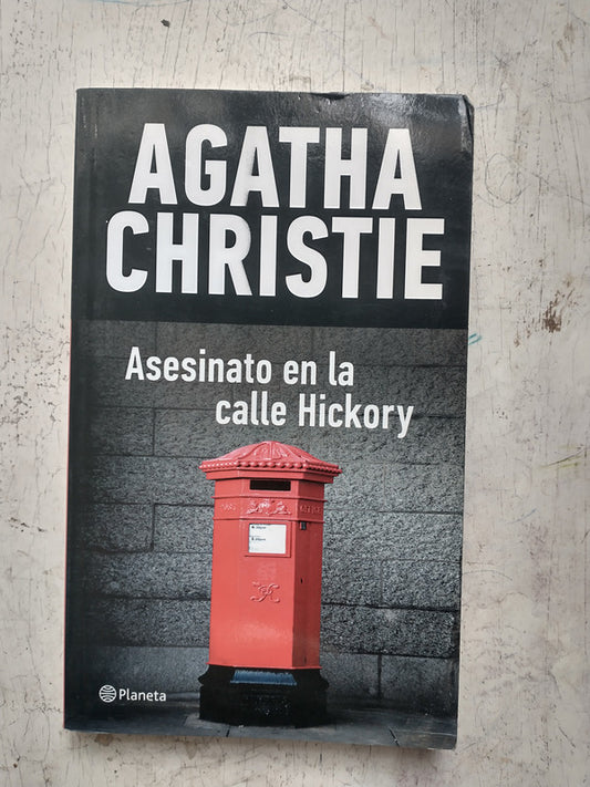 Libro usado en venta: Asesinato en la calle Hickory de Agatha Christie; editorial Planeta impreso en 2013 realizamos envios a todo el mundo.1