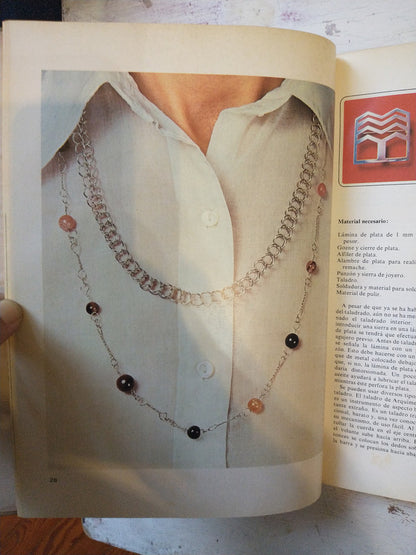Libro usado en venta: Trabajos manuales artisticos; editorial Salvat impreso en 1980 realizamos envios a todo el mundo.4