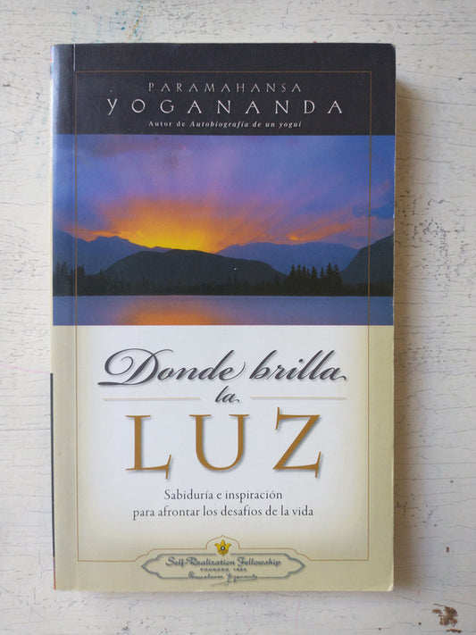 Libro usado en venta: Donde brilla la luz de Paramahansa Yogananda; editorial Self-Realization Fellowship impreso en 2010 envios a todo el mundo.1