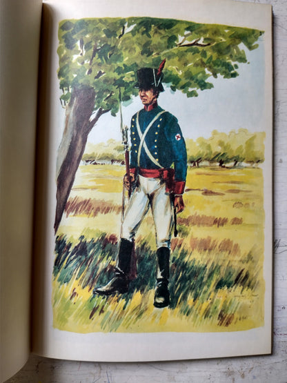 Libro usado en venta: Uniformes de la Patria de Comando en Jefe del ejercito; editorial Circulo Militar impreso en 1972 envios a todo el mundo.3