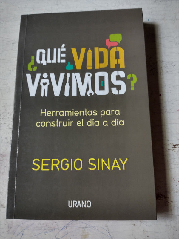 Libro usado en venta: ?Que vida vivimos? de Sergio Sinay; editorial Urano impreso en 2014 realizamos envios a todo el mundo.1