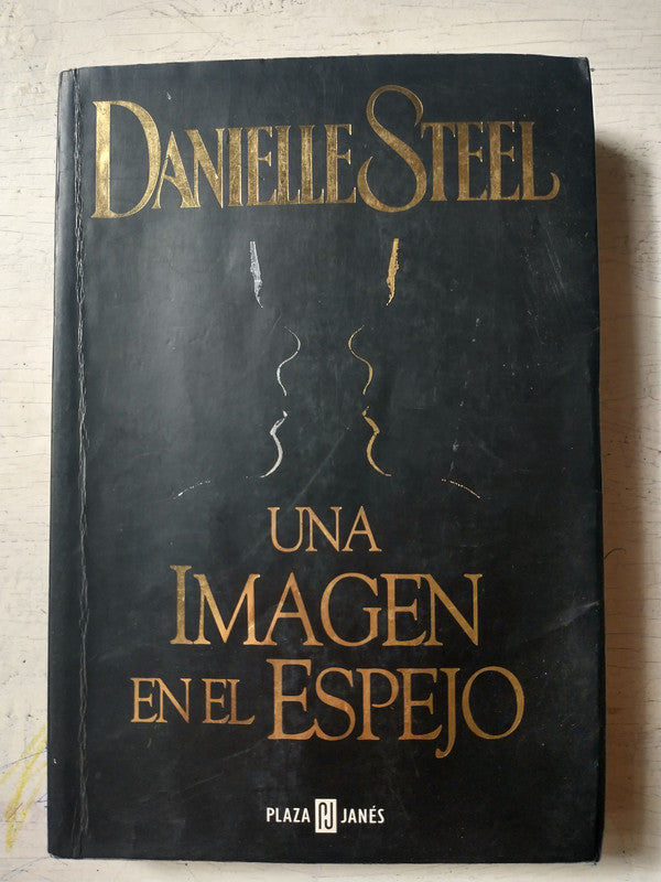 Libro usado en venta: Una imagen en el espejo de Danielle Steel; editorial Plaza & Janes impreso en 2000 realizamos envios a todo el mundo.1