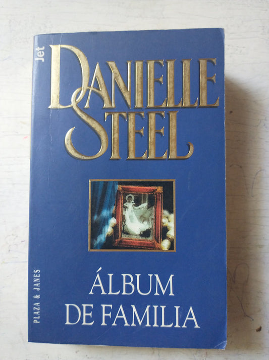 Libro usado en venta: Album de familia de Danielle Steel; editorial Plaza & Janes impreso en 1997 realizamos envios a todo el mundo.1