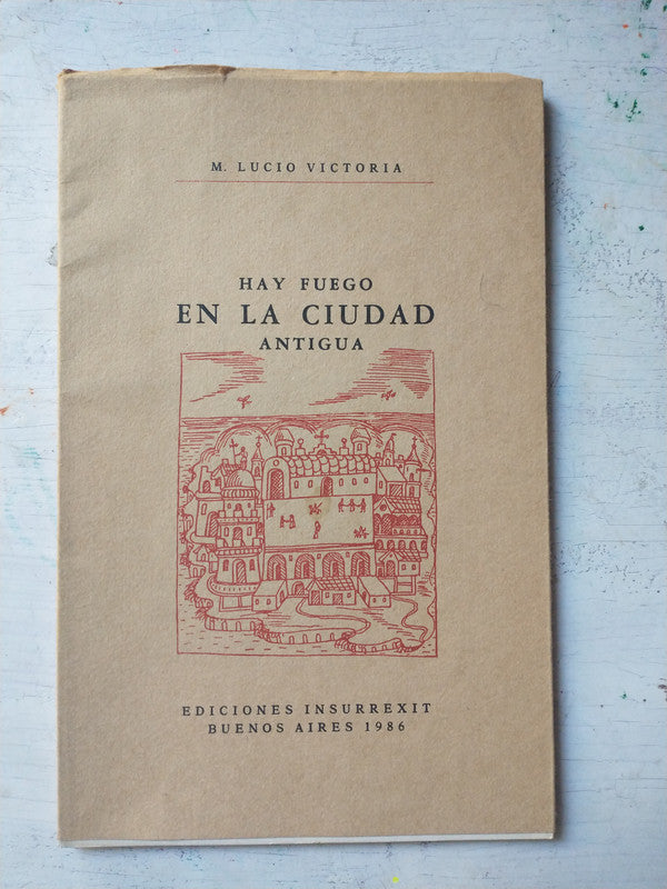 Libro usado en venta: Hay fuego en la ciudad antigua de M. Lucio Victoria; editorial Insurrexit impreso en 1986 realizamos envios a todo el mundo.1