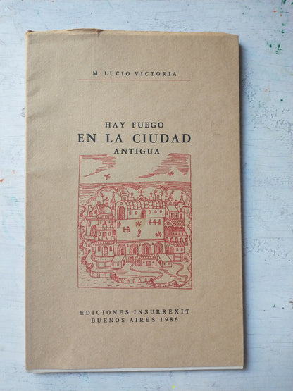 Libro usado en venta: Hay fuego en la ciudad antigua de M. Lucio Victoria; editorial Insurrexit impreso en 1986 realizamos envios a todo el mundo.1
