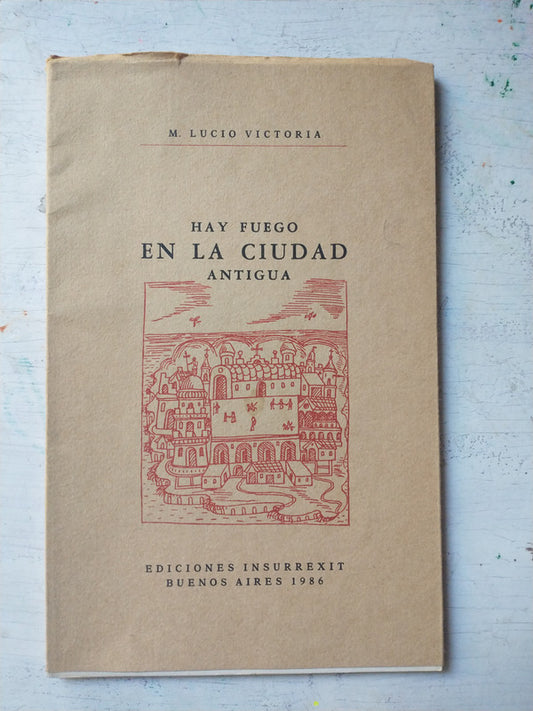 Libro usado en venta: Hay fuego en la ciudad antigua de M. Lucio Victoria; editorial Insurrexit impreso en 1986 realizamos envios a todo el mundo.1