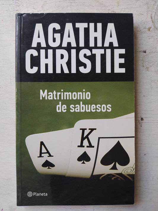 Libro usado en venta: Matrimonio de sabuesos de Agatha Christie; editorial Planeta impreso en 2013 realizamos envios a todo el mundo.1